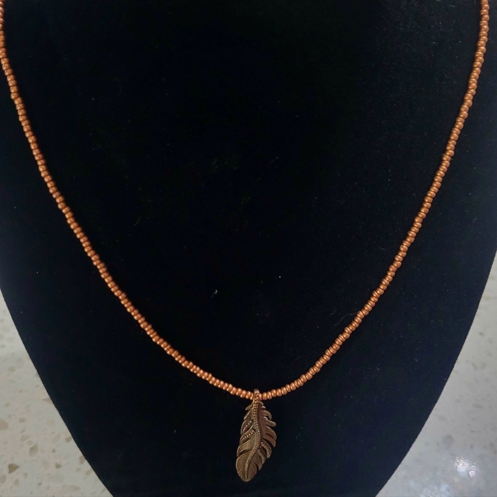 ✨ Boho Chic Copper Colored Brown Beaded Feather Necklace ✨ - Picture 1 of 3